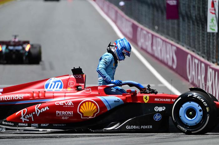 Charles Leclerc klettert aus seinem defekten, umlackierten Ferrari