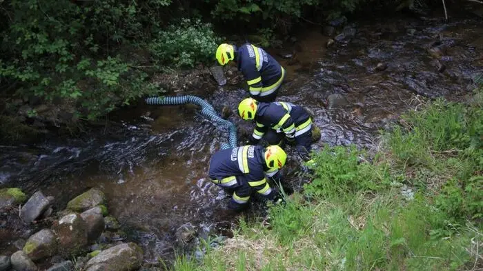 42 Einsatzkräfte der Feuerwehren Bischoffeld und Knittelfeld bauten mehrere Ölsperren auf, um den Treibstoff zu binden.
