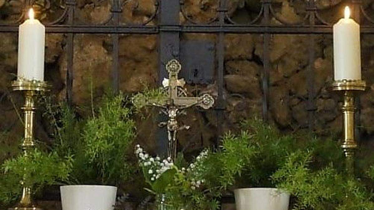 Diese Figur (Jesus am Kreuz) wurde gestohlen