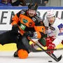 Thomas Hundertpfund (rechts) im Zweikampf mit einen Graz-Verteidiger