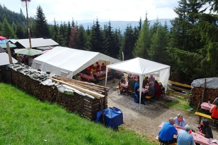 Inzwischen ist die Hütte, die von Martha Reischl betrieben wird, als Ausflugsziel nicht mehr wegzudenken. Nicht nur beim jährlichen Sattelhauskirtag (Foto), sondern auch beim großen Jubiläumsfest am 10. September wird dort ordentlich gefeiert.