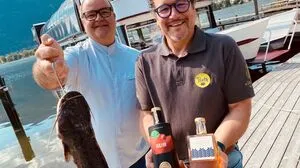 Gerhard Satran (links) und Martin Parth rufen einen neuen Genussmarkt am See ins Leben – samt Waller und Whiskey aus Kärnten