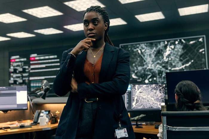 Lashana Lynch in der MI6-Zentrale, die man in einem Vorort von Budapest in einer alten Fabrikshalle aufbaute