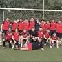 Eine Fußballmannschaft in roten Trikots.