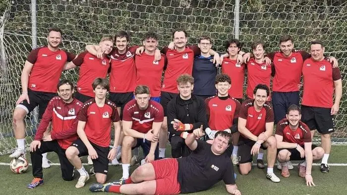 Eine Fußballmannschaft in roten Trikots.