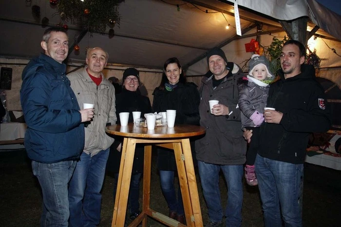 Bei frostigem Winterwetter konnte man sich mit heißem Glühwein, Punsch...