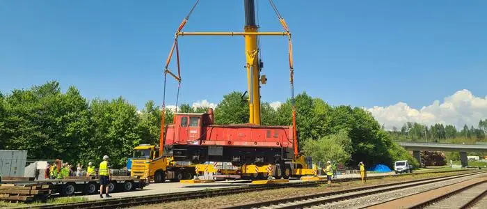 Die 48 Tonnen schwere Lokomotive wurde mit einem Spezialkran auf den Tieflader gehievt