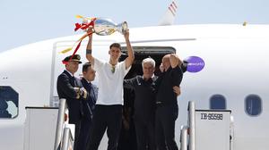 Alvaro Morata, Spaniens Verbandspräsident Pedro Rocha und Teamchef Luis de la Fuente mit der Trophäe