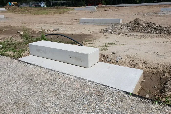 Die Sitzgelegenheiten am Areal: Platz für Rollstuhlfahrer ist eingeplant, die Holzverkleidung fehlt noch