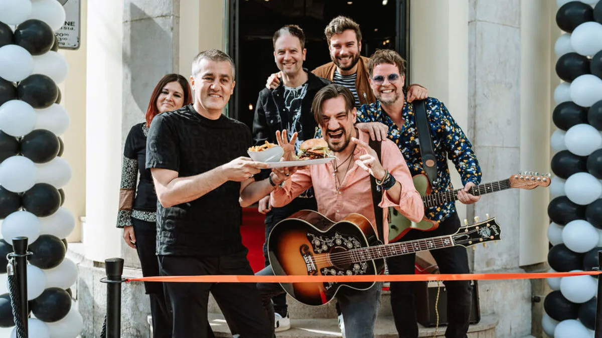 Franchisenehmer Mahrem Mert mit den Musikern von Alle Achtung!, die spontan aufspielten