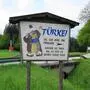 Auch dieses klischeehafte Schild ist im Kärntner Türkei zu sehen