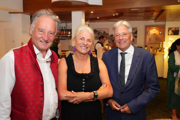 Die Hoteliers-Familie Wolfgang und Isolde Hinteregger, die am Klimaberg Katschberg unter anderem ein Familienhotel, den Lärchenhof, Das KATSCHBERG und die Katschberg Lodges betreiben, erhielten das Kärntner Landeswappen