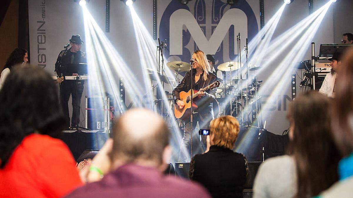 Die Band „Meilenstein“ mit Leadsänger Helmut Brunner brachte jugendlichen Elan in den Großen Saal der Neuen Burg