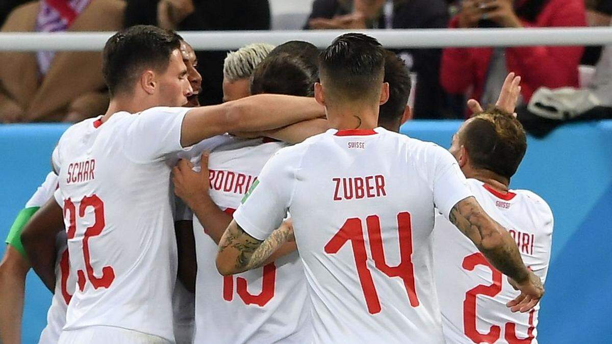 Die Schweiz jubelt. Nach dem 2:1 gegen Serbien ist der Aufstieg zum Greifen nahe