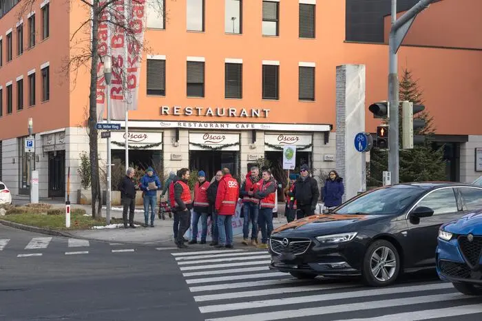 Zwischen 50 und 60 Teilnehmer blockierten an zwei Stellen den St. Veiter-Ring. 