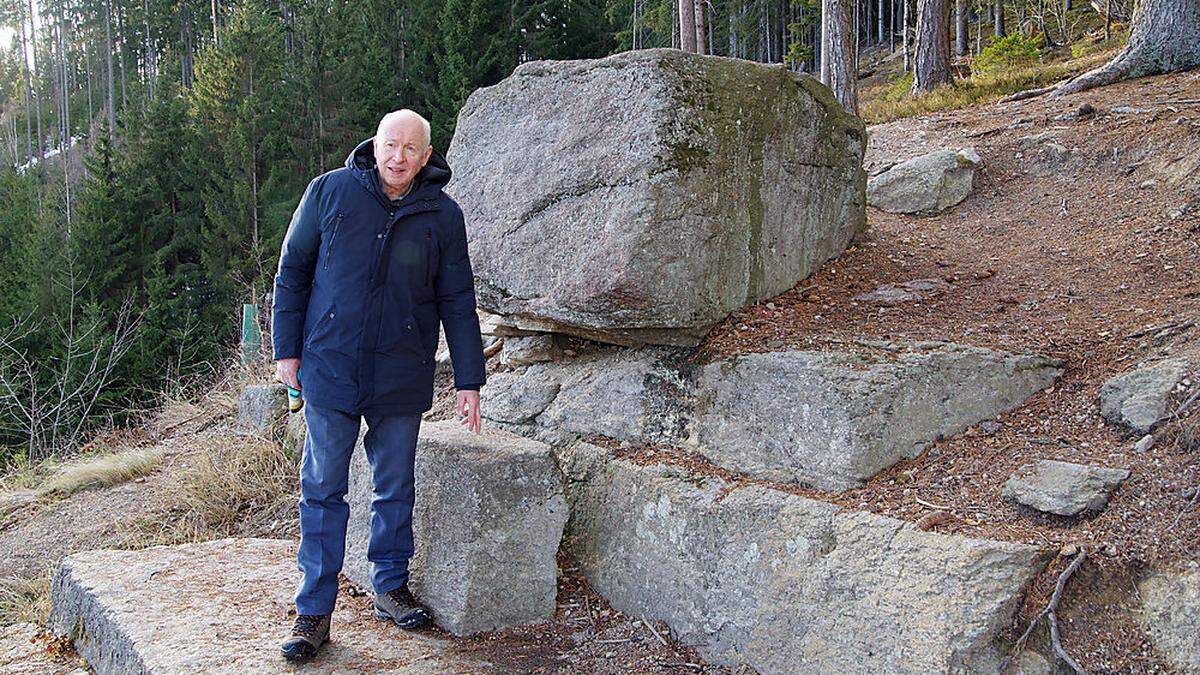 Johannes Hofer beim Steinbauwerk oberhalb von Alt-Hadersdorf bei Kindberg