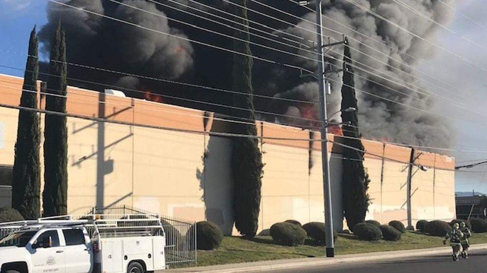 Flammen schlagen aus dem Werk in LA