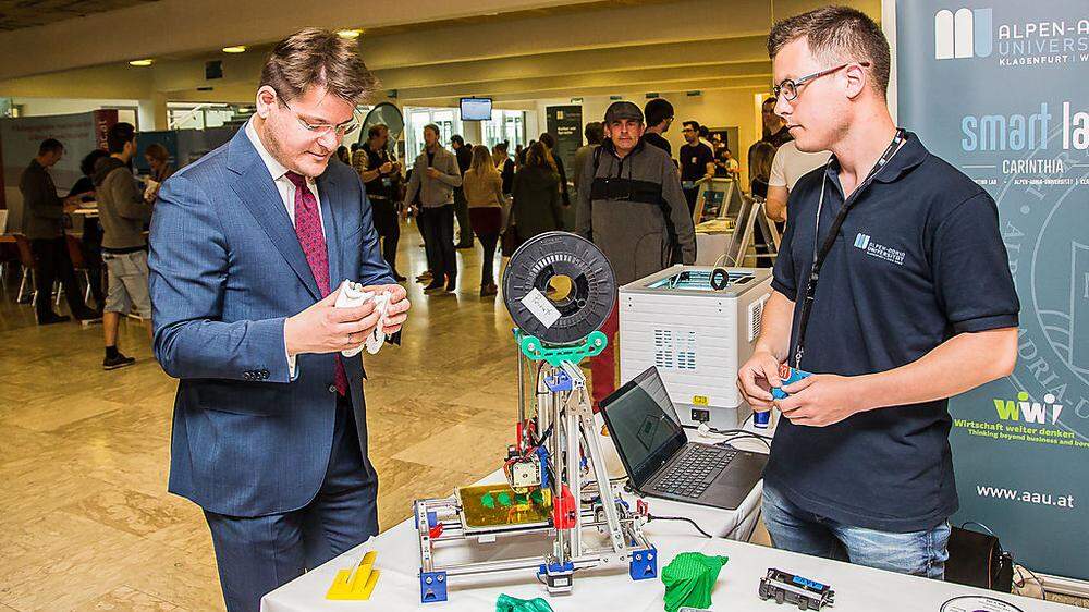 Fasziniert von der Präsentation eines 3D-Druckers: Rektor Oliver Vitouch beim Tag der offenen Tür