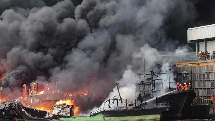 Im Muara-Baru-Hafen von Jakarta, Indonesien, ist es am Samstag zu einem Großbrand gekommen.