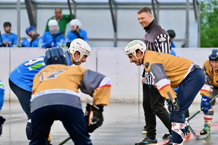 #34 Prodinger Dominik, #11 Potocnik Luca, Roland Altersberger Referee, ASKÖ Ballhockey Villach vs. VAS Ballhockey, ASKÖ Ballhockey Villach vs. VAS Ballhockey am 08.05.2024 in Villach (Sportplatz Landskron), Austria, (Photo by Bernd Stefan)