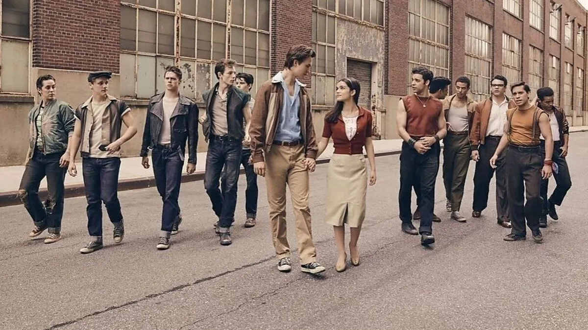 Tony (Ansel Elgort) und Maria (Rachel Zegler) sind die Hauptdarsteller 