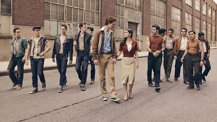 Tony (Ansel Elgort) und Maria (Rachel Zegler) sind die Hauptdarsteller 