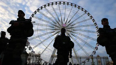 Polizei an der Champs Elysees in Paris