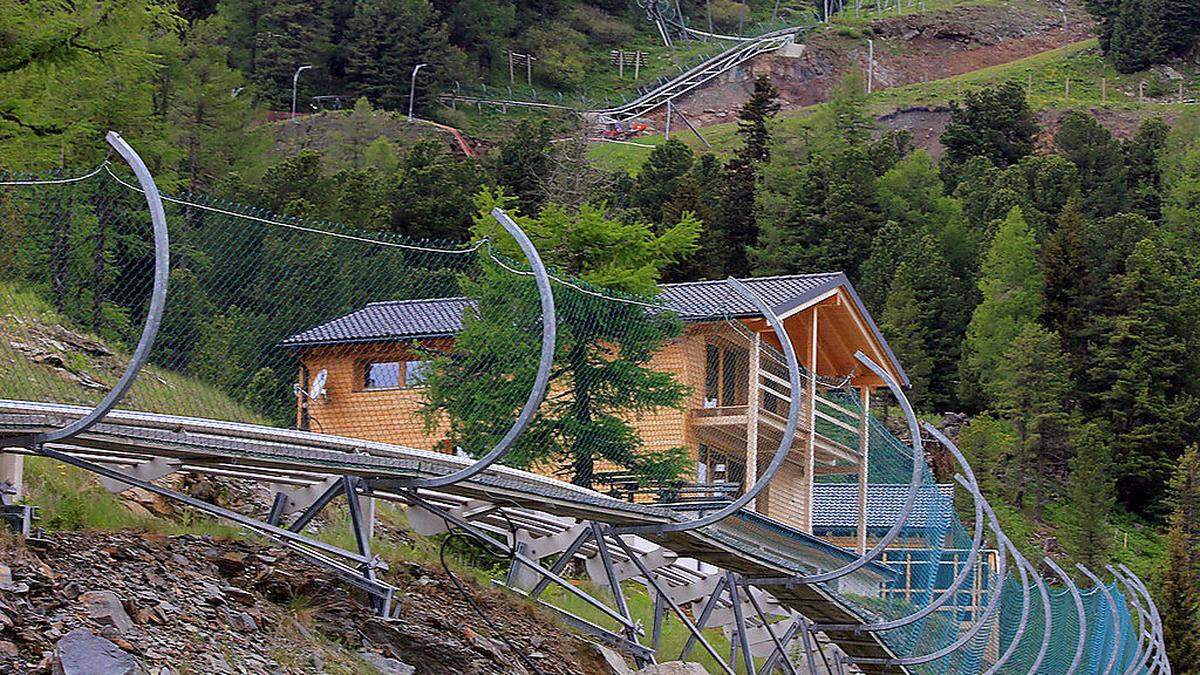 Am Hang oberhalb der Panoramabahn-Talstation kam es zum Erdrutsch