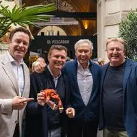Robert und Franz Grossauer und Christof Widakovich mit Stammgast und Freund Peter Kraus