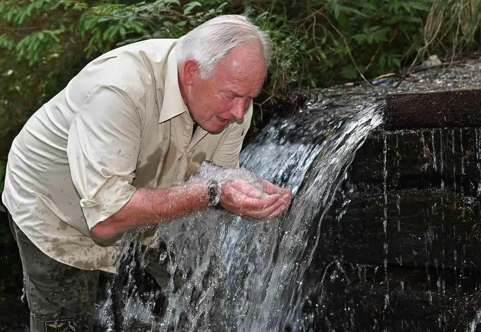 Kleine Zeitung Sommergespräch, Christian Wetternig im Sommergespräch mit Gerhard Dörfler, Landeshauptmann a.D. bei den Tiebelquellen in Himmelberg, 30.6.2025