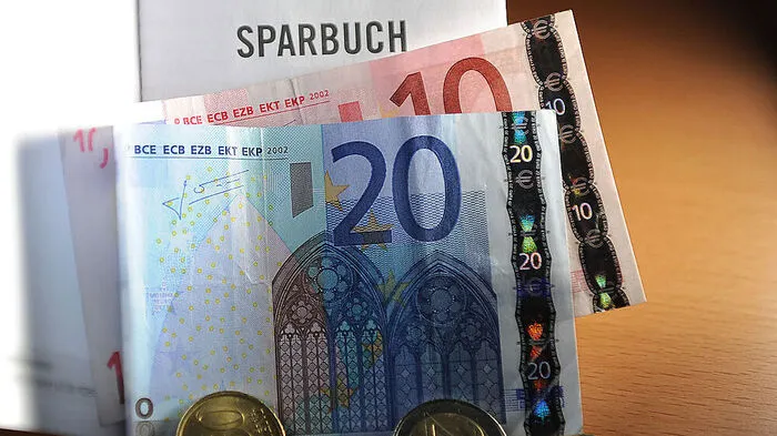 Das Sparbuch bleibt für die Österreicherinnen und Österreicher noch immer das wichtigste Anlageinstrument. 70 Prozent setzen auf das klassische Sparbuch. Knapp 140 Milliarden Euro liegen auf Sparbüchern. Die Sparquote liegt mit etwa 7,6 Prozent die jüngsten fünf Jahre sehr konstant auf einem deutlich höheren Niveau als im Durchschnitt Europas.