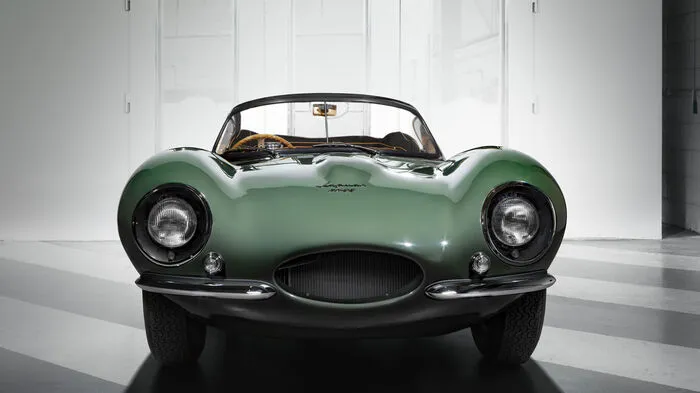 Im Petersen Museum in Los Angeles hat Jaguar Classic den ersten seit fast 60 Jahren neu gebauten XKSS gezeigt. Das in der Farbe Sherwood Green lackierte Modell ist der vom Jaguar Classic Team aufgebaute Vorläufer („Car Zero“) einer Serie von neun Fahrzeugen, die 2017 an eine weltweite Kundschaft ausgeliefert wird.