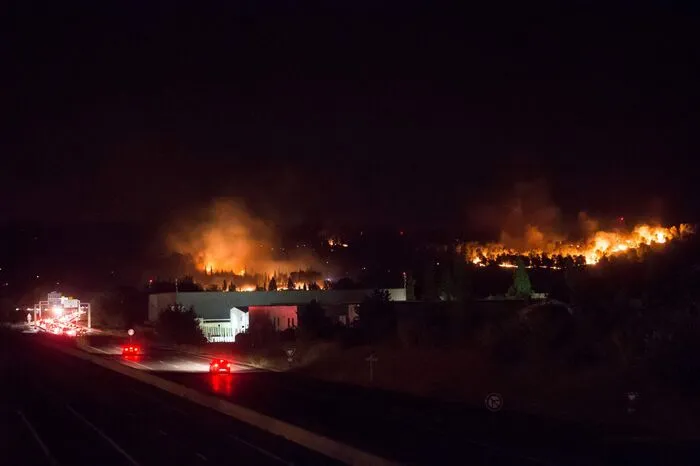 Die Brände wüteten mit großer Kraft und breiten sich schnell aus. Das Feuer war am Mittwochnachmittag in dem etwa 30 Kilometer nördlich von Marseille gelegenen Stadt Vitrolles ausgebrochen.