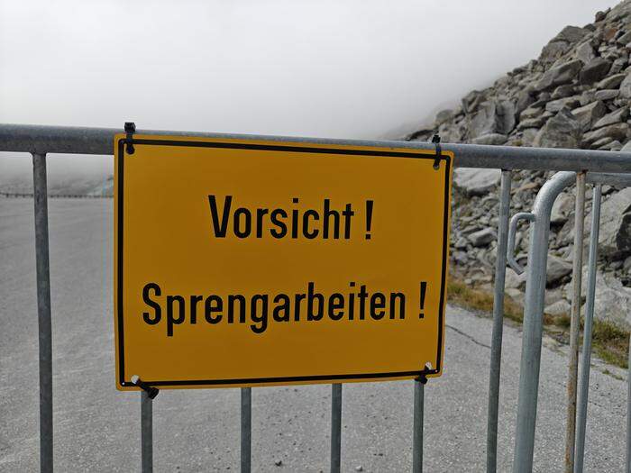 Schilder warnen vor Sprengarbeiten am Gletscher