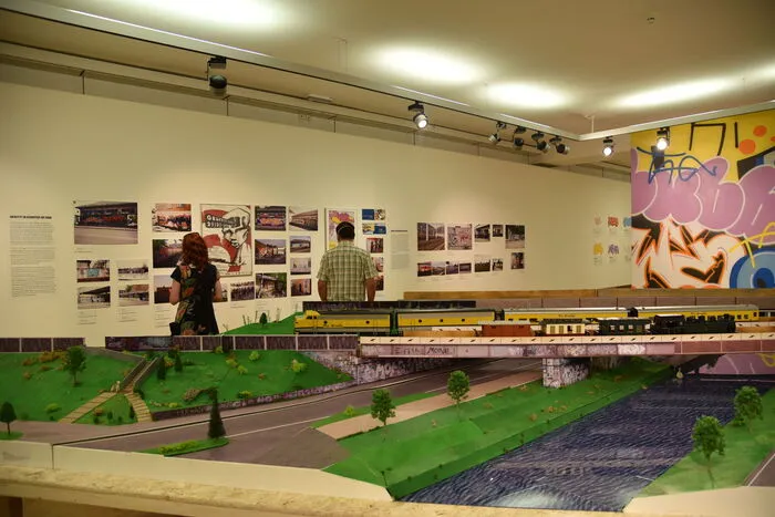 In der Galerie wurde ein Modell der Unterführung bei der Steinernen Brücke aufgebaut, um an die ehemals legale Sprayerfläche zu erinnern.