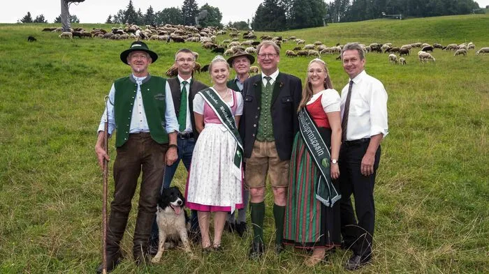 Schäfer Franz Secklener, Geschäftsführer Steirischer Schaf- &amp; Ziegenzuchtverband Siegfried Illmayer, Wollkönigin Freya Maria Zeiler, Walter Schmiedhofer, Bürgermeister Haus im Ennstal Gerhard Schütter, Schafmilchprinzessin Jasmin Walcher und Präsident der Steirischen Landwirtschaftskammer Franz Titschenbacher