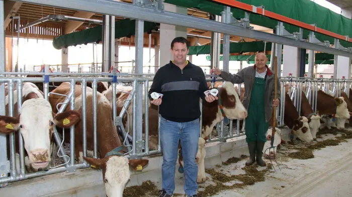 Setzen auf die neue Hofmolkerei bei den Lebenswelten der Barmherzigen Brüdern in Kainbach: Manfred Gruber (l.), Leiter der dortigen Land- und Forstwirtschaft, mit Bewohner und Mitarbeiter Walter Grund  