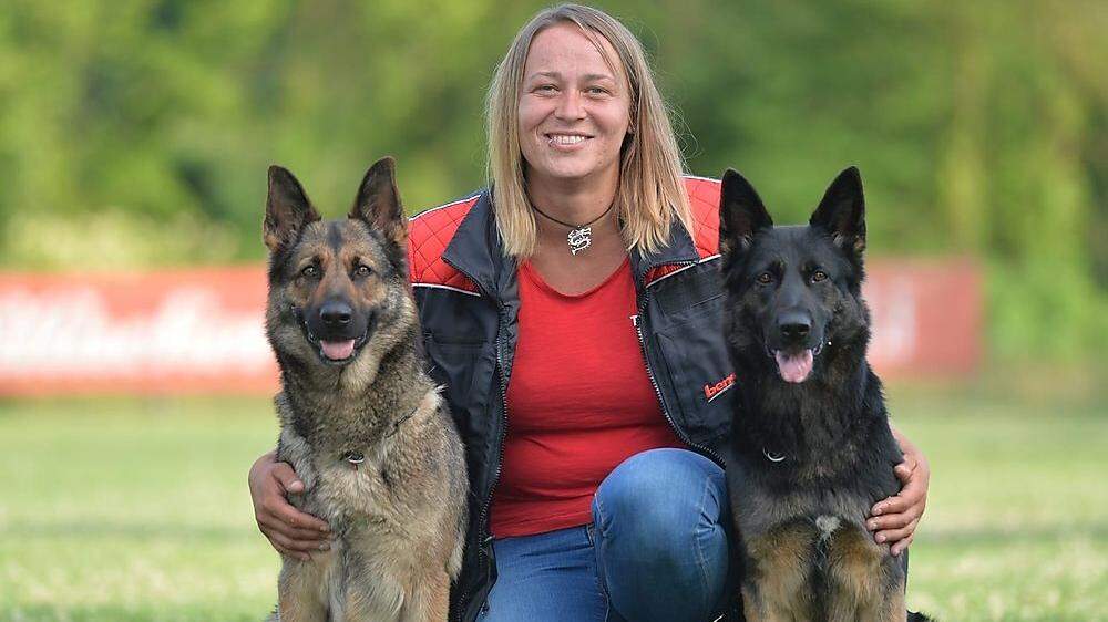 Christina Tichatschek mit ihren Schäferhunden 