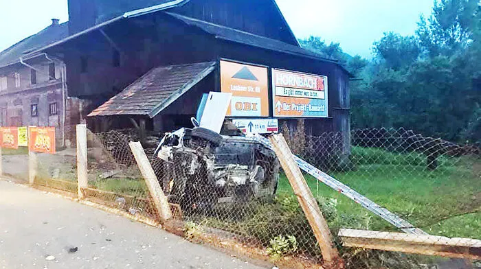 Das Auto krachte in den Zaun und überschlug sich