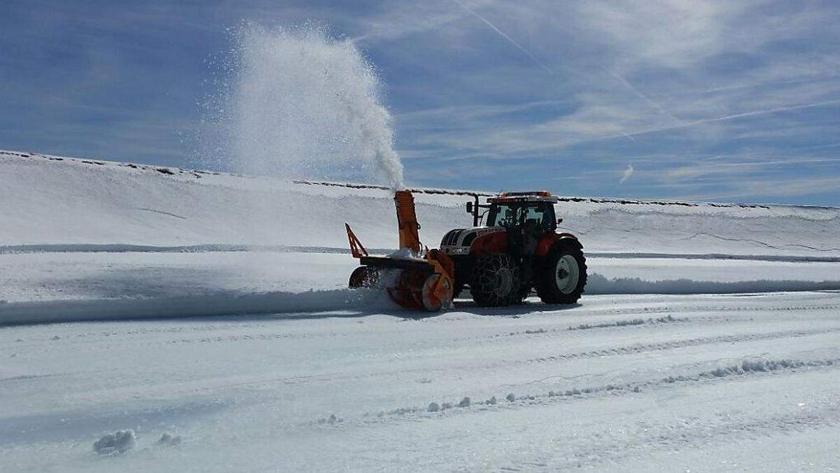 Mit der Fräse rückt man derzeit den restlichen Schneemassen im Speicherteich zu Leibe