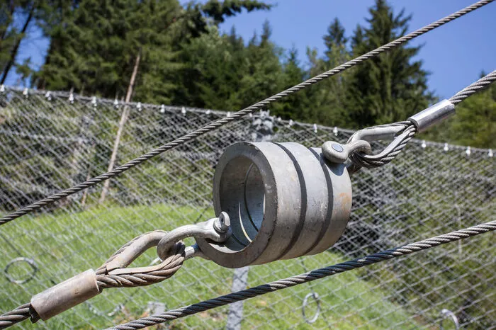 Über solche Federn wird beim Steinschlagschutzsystem die Aufprallenergie der Felsbrocken abgebaut.