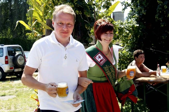 Die Begrüßung nahmen "Club der Bierfreunde" Obmann Hermann Meyer und die Steirische Hopfenkönigin Nicol I aus dem Rebenland Leutschach vor.