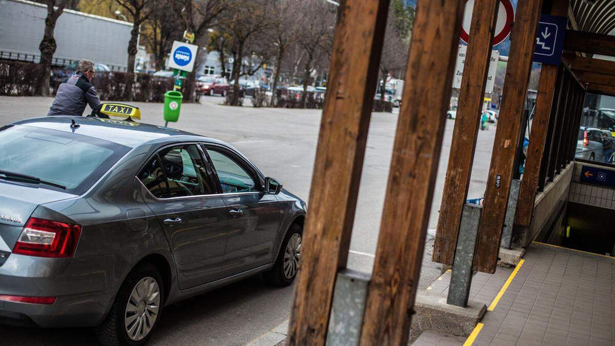 An den Wochenenden herrscht, vor allem ab Mitternacht, Engpass bei den Taxis