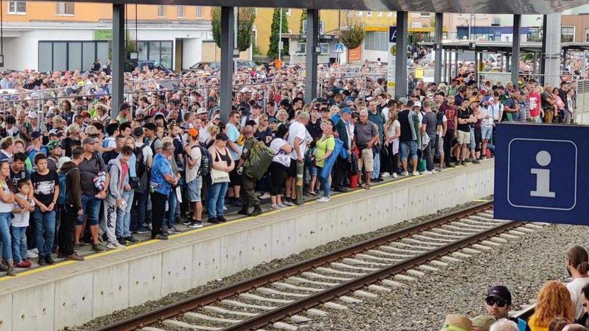 So ging es bei Airpower 2022 am Bahnhof Zeltweg zu. Für solche Events könnte die Lavanttalbahn als Zubringer dienen. Die geforderte Bahnsteig-Verlängerung würde mehr Sicherheit bringen