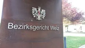 Die Verhandlung wurde in Abwesenheit des Angeklagten abgehalten