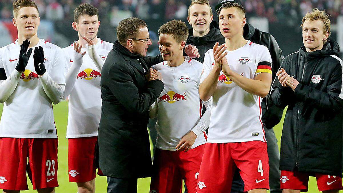 Leipzig-Sportdirektor Ralf Rangnick jubelt mit seiner jungen Truppe