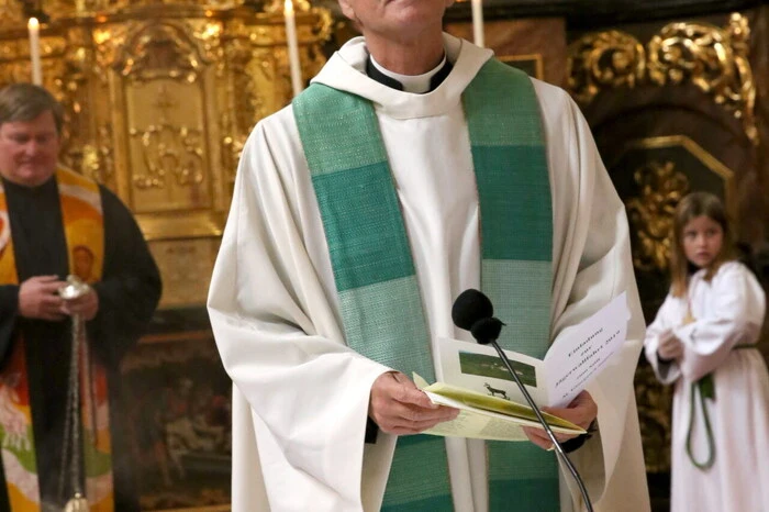 Festlich empfangen wurden die Teilnehmer im Stiftshof von Monsignore Emmanuel Longin. 