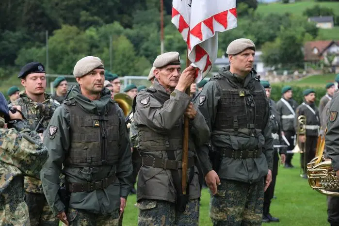 Den Ehrenzug stellte das Jägerbataillon 18. Verbunden mit der Angelobung wurden militärische Waffen und Geräte mit Ausrüstungsgegenständen gezeigt.