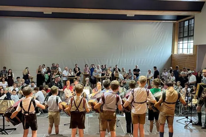 Für ein abwechslungsreiches musikalisches Programm in der Peter-Rosegger-Halle sorgten der Chor der Volksschulen Birkfeld und Waisenegg sowie zahlreiche Ensembles der Musikschule Birkfeld. 