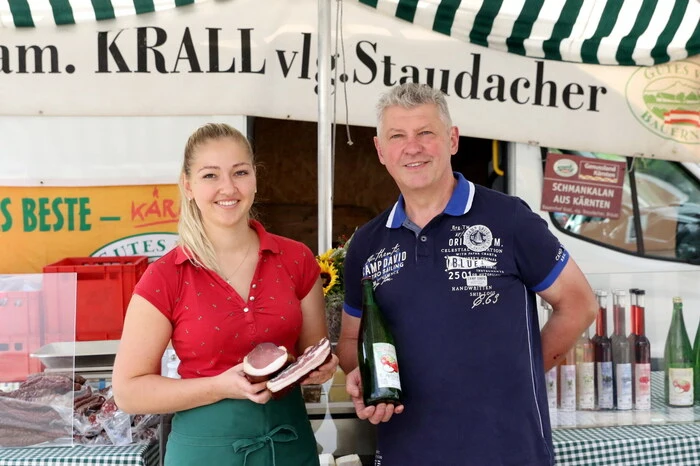 „Neben Brückl, Klein St. Paul und Lassendorf bieten wir auch in Eberstein einmal im Monat unsere Waren zum Verkauf an“, sagte Cheforganisator Johann Krall (am Foto mit Tochter Johanna). 